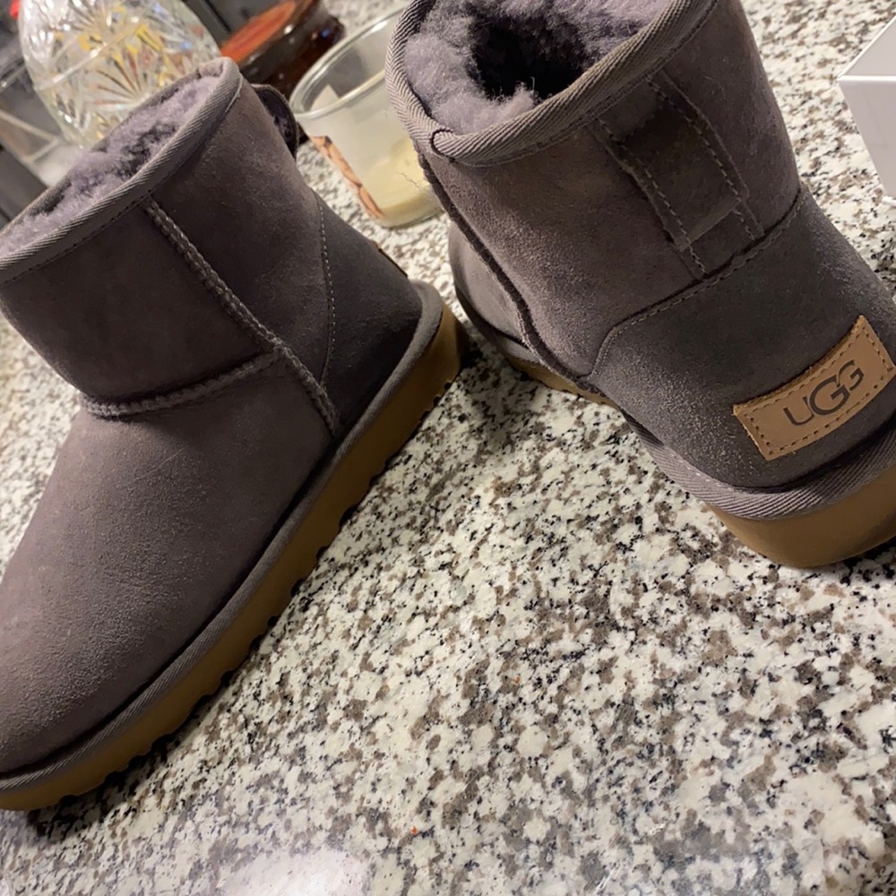 Mini women’s 8 Ugg boots
